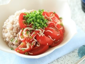 簡単・混ぜるだけのスピードレシピ　トマトしらす丼