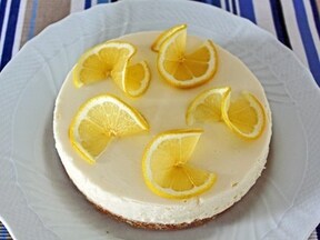 レモンの香りが爽やかなレアチーズケーキ