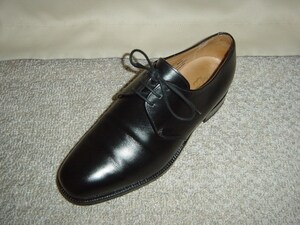 プレーントゥの革靴をビジネスシーンで履くには内羽根？外羽根？ [男の