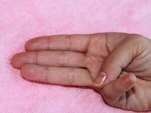 使用する指は、人さし指、中指、薬指