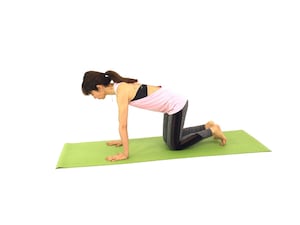 つらい肩こり・背中こりを解消する僧帽筋ストレッチ1undefined手のひらを床につけ、膝を床につけます。