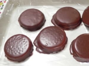 ラップを敷いたバットにのせて冷やす