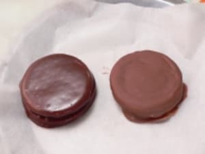 牛乳無しと牛乳有りチョコをコーティング