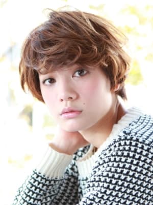 前髪のハネ感がオシャレなショートボブ ヘアスタイル 髪型 All About