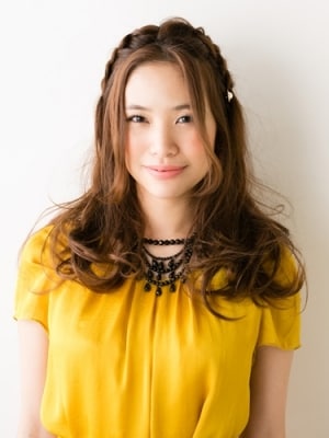 顔が小さく見えるヘアアレンジ 小顔に見える髪型でもっと写真映え All About オールアバウト 顔が小さく見えるヘアアレンジ 小顔に見える髪型でもっと写真映え All About オールアバウト