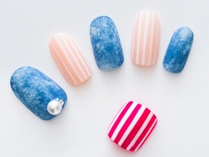 一瞬でおしゃれ感アップ 夏のボーダーネイル ストライプネイル All About オールアバウト