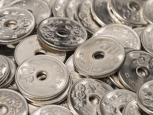 現行の50円玉が「11万円」に大化け！ 一体なぜ!? 高額になる「お宝」が見つかる可能性は？