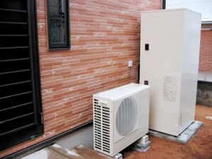 エコキュートの設置例。家庭の状況にもよりますが、通常の工事の場合、必要な日数の目安は、およそ1〜2日です。