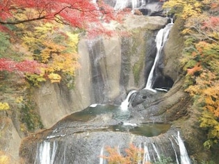紅葉と美しい滝の協奏、茨城・袋田の滝へ