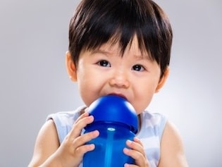 真夏の水分補給…赤ちゃんは母乳だけで大丈夫？