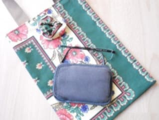 パッチワークキルトとお花刺繍　☆　ふんわりミニバッグ　☆　マグネットホック付き　手縫い手作り