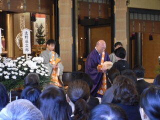 中村勘三郎さん一周忌法要 納骨式レポート 法事 法要の手順 All About 中村勘三郎さん一周忌法要 納骨式レポート 法事 法要の手順 All About