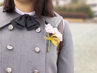なぜPTAは卒業式の「コサージュ」で揉めるのか? 泥沼の対立をスパッとなくす“いっそ配らない”選択