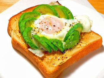 目玉焼きを乗せたアボカドトーストレシピ……ラピュタパン風！ [毎日のお