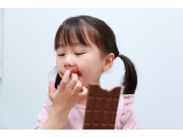 Q. 子どものおやつにチョコは危険ですか？ 強い依存性があると聞き心配です