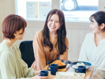 心が限界なのに、人には笑顔で接してしまう「微笑みうつ」とは? 自分も他人も気付きにくい危険性も