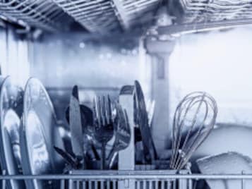 Q. 食洗機から食器を取り出すと水滴が残りがちです。完全に乾かす方法はあるのでしょうか