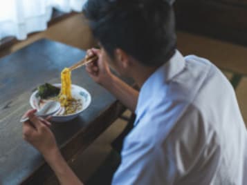 35歳で完済「毎日1食で乗り切っていた」総額300万円を借りた男性の奨学金事情
