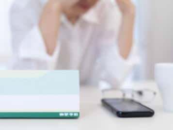 「窓口で使い道を聞かれるのが苦痛で、ネット銀行に」預貯金250万円・58歳女性の預け方