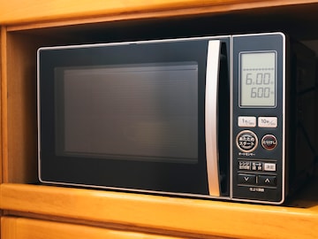 電子レンジの「ターンテーブル式」「フラットテーブル式」はどちらがおすすめ？ ムラなく温まるのは？