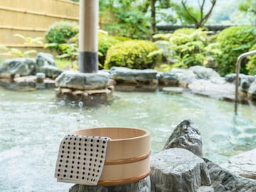 【愛知県の人気日帰り温泉】「どんぐりの湯」は自然豊かな道の駅に併設された施設。花に囲まれた露天風呂でリフレッシュ