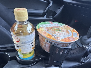 【ダイソー】330円で車内が激変！ バズり中の「2IN1車載ドリンクホルダー」でできる3つのこと