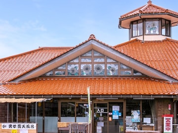 【岡山県の人気日帰り温泉】「下湯原温泉 ひまわり館」は愛犬・愛猫と一緒に楽しめる施設。男女別の広い露天風呂でリラックス