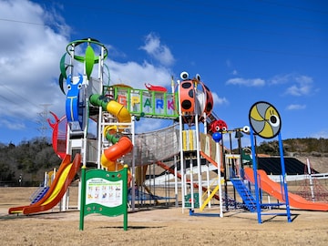 【兵庫県】入園無料も！ 高さ12mの複合遊具、絶景のロープウェイ……親子で行きたいスポット3選