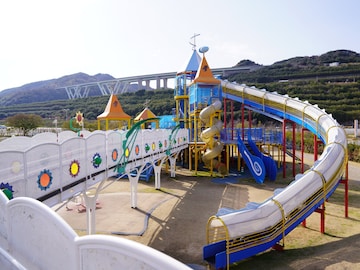 【兵庫県】大人400円から！ 全長220mすべり台、“日本のへそ”に立てるスポット……1日遊べる公園3選