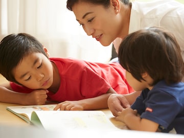 本当の頭のよさが育つ「読み聞かせのコツ」7選。質問攻めや感情を込めた音読はNG？