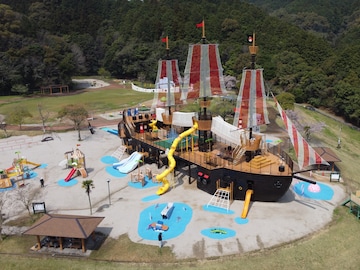 【福岡県】すべて入場無料！ 日本最大級の帆船遊具、太宰府天満宮そばのアスレチック…遊具が充実した公園3選