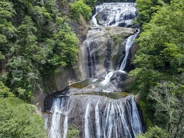 【茨城県】避暑地に行きたい「絶景の滝」3選。新緑に映える名瀑から滝めぐりハイキングまで【2026年7月】
