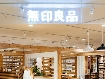 「アルミ製だから軽いです」無印良品の「アルミ角型ハンガー」が大人気。一人暮らしにちょうど良いサイズ感