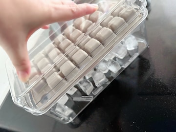 【スリコ】氷作りのプチストレス解消！ 大人気アイテムが進化した「ワンプッシュ製氷器」正直レビュー