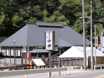【長野県の人気日帰り温泉】「豊科温泉 湯多里 山の神」はお肌がすべすべになる美人の湯が自慢。露天風呂から四季折々の山の風景を堪能できる