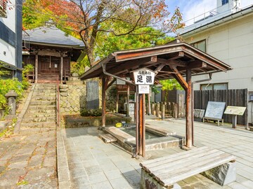 【山形県】改札を抜けて10歩で温泉！ 童話作家のふるさとの駅ナカ温泉に、無料の足湯めぐりも。駅直結・周辺スポット2選