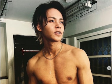 上田竜也、スーツ姿で「謝罪会見」を開く。緊急事態発生に「ごめん