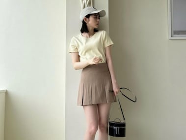 TWICEのサナそっくり」吉川愛、美脚チラ見えの最新ショットに「明るい