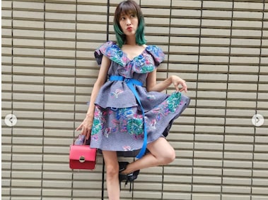 山田優、黒タイツの美脚を披露！ スタイリッシュなコーデのバッグを