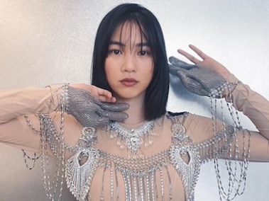 プープレ★フルル トラノオジャガード ワンピース 能年玲奈 のん着用 のん（能年玲奈）、太ももあらわなミニ丈ワンピ＆個性的ファッション