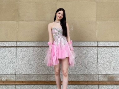 顔ちっちゃ」NiziU・リマ、圧巻の“9頭身”際立つ超ミニ丈衣装ショットに