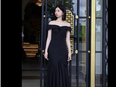 TWICEのサナそっくり」吉川愛、美脚チラ見えの最新ショットに「明るい
