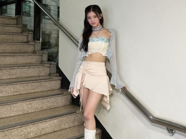 天使」NiziU・リマ、美脚ちらりミニスカ制服ショット公開！ 「似合い