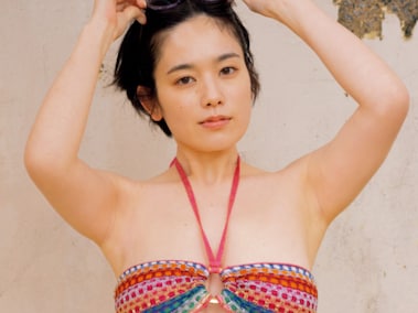 筧美和子、美乳を寄せるセクシーポーズを披露！ 約7年半ぶり写真集の 