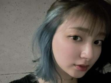 TWICEのサナそっくり」吉川愛、美脚チラ見えの最新ショットに「明るい