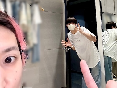 仲良しでニヤニヤ」佐久間大介、人気女性アーティストとのツーショット