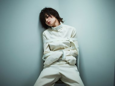 海外の方みたい」平手友梨奈、タトゥー見せ＆金髪ロングヘアの最新投稿