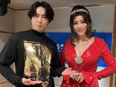 タイトルがさすがすぎ」宮舘涼太、“薔薇と俺”ショットに反響！ 「美し