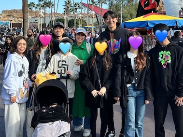 三女が2歳に」岩隈久志、娘との手つなぎショットにファンほっこり