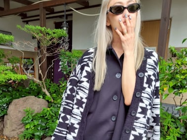 山田優、黒タイツの美脚を披露！ スタイリッシュなコーデのバッグを
